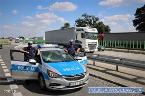 Rodzina zapomniała zabrać seniora z parkingu. Pomogli policjanci z drogówki
