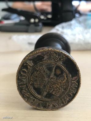 Policjanci odzyskali cenne przedmioty - w tym miecz z epoki brązu