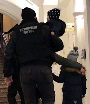 [VIDEO] Rozdzielił rodzeństwo, więzi 4-latkę, a teraz preparuje fałszywe dowody dla Sądu Okręgowego w Radomiu? Powołując się na kancelarię adwokacką Katarzyny Gałeckiej-Nerek i biuro Krzysztofa Rutkowskiego?!