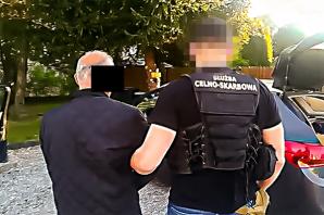 [VIDEO] Transferowali do Azji pieniądze z przestępstw podatkowych - służby rozbiły międzynarodowy GANG. Zatrzymano 5 osób (1 obywatela Ukrainy i 4 Polaków, w tym 2 pochodzących z Indii)