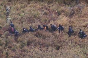 [Video] Krótka odprawa przed akcją i do szturmu. Na filmie służby białoruskie szkolą na migi imigrantów na granicy