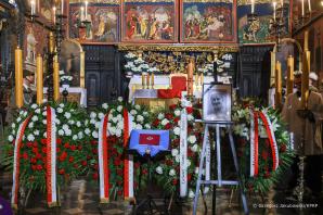 [VIDEO] W Bazylice Mariackiej w Krakowie odbyły się uroczystości pogrzebowe Damy Orderu Orła Białego śp. prof. Wandy Półtawskiej. W mszy świętej wzięli udział Prezydent Andrzej Duda wraz z Małżonką Agatą Kornhauser–Dudą