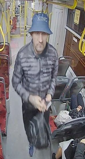 Wypchnęli z tramwaju niepełnosprawnego - kto ich rozpoznaje?