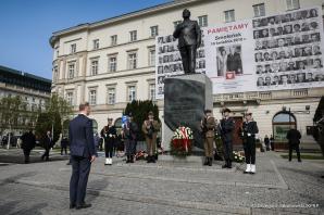 W środę przypadła 14. rocznica katastrofy smoleńskiej, w której zginęło 96 osób, w tym Prezydent RP Lech Kaczyński z Małżonką Marią. W Krakowie i Warszawie Prezydent Andrzej Duda oddał hołd ofiarom tragedii z 10 kwietnia 2010 roku
