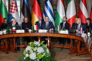 O priorytetach zbliżającej się prezydencji Polski  w Radzie UE,   w obliczu globalnych wyzwań,  tematami rozmów przywódców uczestniczących  w szczycie Grupy Arraiolos