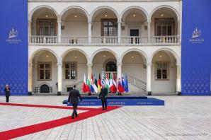 O priorytetach zbliżającej się prezydencji Polski  w Radzie UE,   w obliczu globalnych wyzwań,  tematami rozmów przywódców uczestniczących  w szczycie Grupy Arraiolos