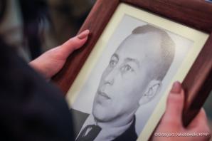 [VIDEO] Wręczenie not identyfikacyjnych rodzinom ofiar totalitaryzmów