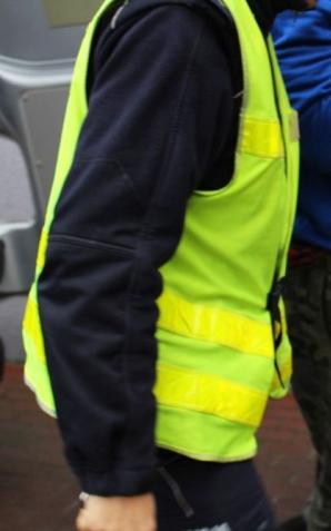 Z pałką teleskopową na auta, z nożem na policjanta. Szybko obezwładniony i zatrzymany