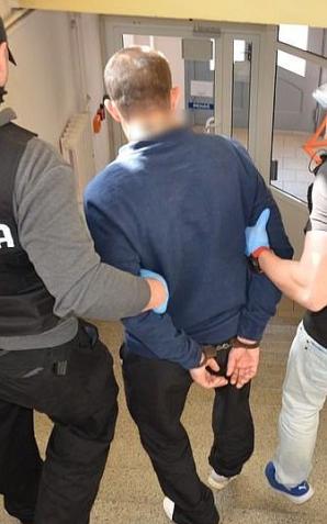 [VIDEO] Bez powodu zaatakował przechodnia, ugodził go dwa razy nożem i uciekł