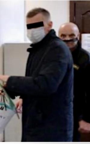 [VIDEO] Ojciec uparcie więzi 4-latkę oddzielając ją od rodzeństwa. Dziś policja przesłuchuje naszego Redaktora Naczelnego ws. zastraszania matki przez szefową sądowego OZSS. I matkę - ofiarę podrabianych przez Roberta M. faktur na szkodę Skarbu Państwa!