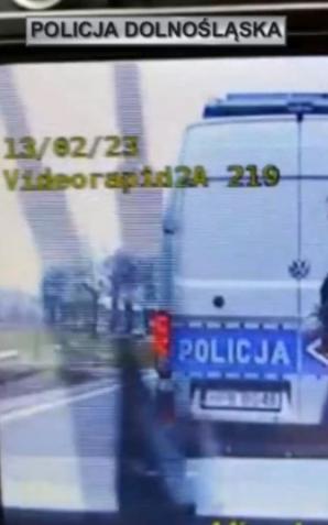 Ukradł busa, uciekał przed policjantami i uderzył w inne auto, zaraz po tym został zatrzymany