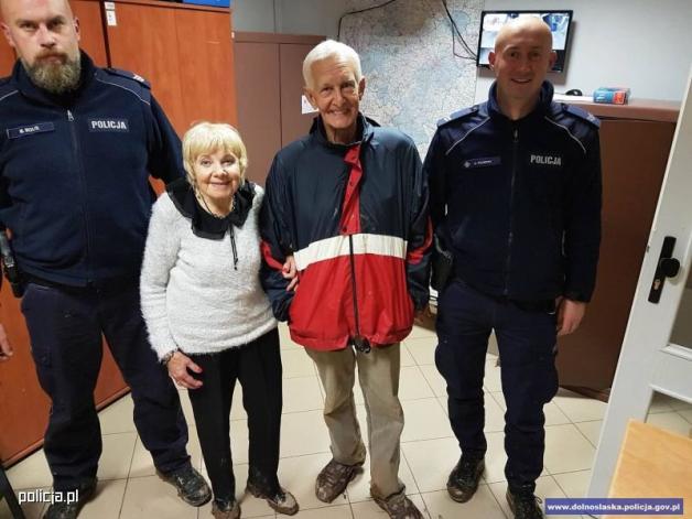 Nawigacja wywiodła ich w pole. Pomogli policjanci