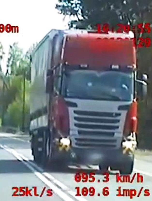 [VIDEO] TIR pędził przez Podlasie. Kierowcę z Łotwy dorwała policyjna grupa Speed