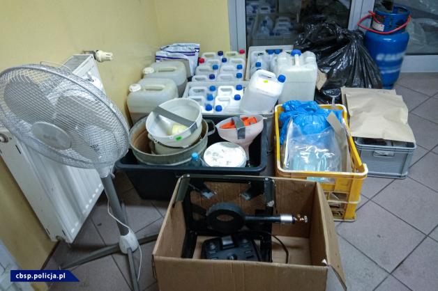 [VIDEO] Uderzenie w dolnośląski narkobiznes - 2 „laboratoria” metamfetaminy zlikwidowane. Narkotyki mogły trafiać także do Czech i Niemiec.