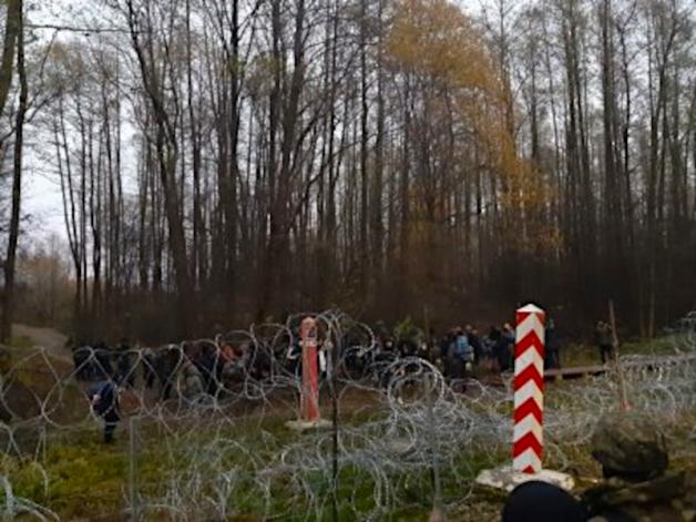 [VIDEO] Migranci po stronie białoruskiej podjęli próbę siłowego przedarcia się do Polski