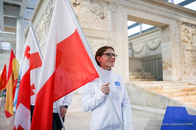 [VIDEO] Prezydent Andrzej Duda z Małżonką Agatą Kornhauser–Dudą oraz przedstawicielami Polskiego Komitetu Olimpijskiego i wybitnymi polskimi sportowcami wzięli udział w uroczystości przekazania Ognia Pokoju