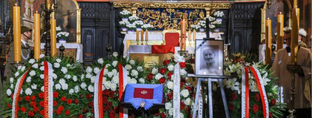 [VIDEO] W Bazylice Mariackiej w Krakowie odbyły się uroczystości pogrzebowe Damy Orderu Orła Białego śp. prof. Wandy Półtawskiej. W mszy świętej wzięli udział Prezydent Andrzej Duda wraz z Małżonką Agatą Kornhauser–Dudą