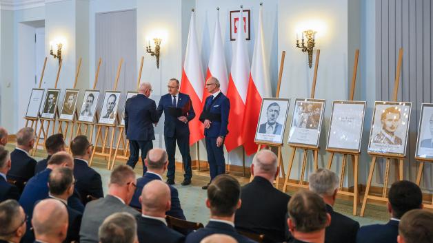 [VIDEO] Wręczenie not identyfikacyjnych rodzinom ofiar totalitaryzmów